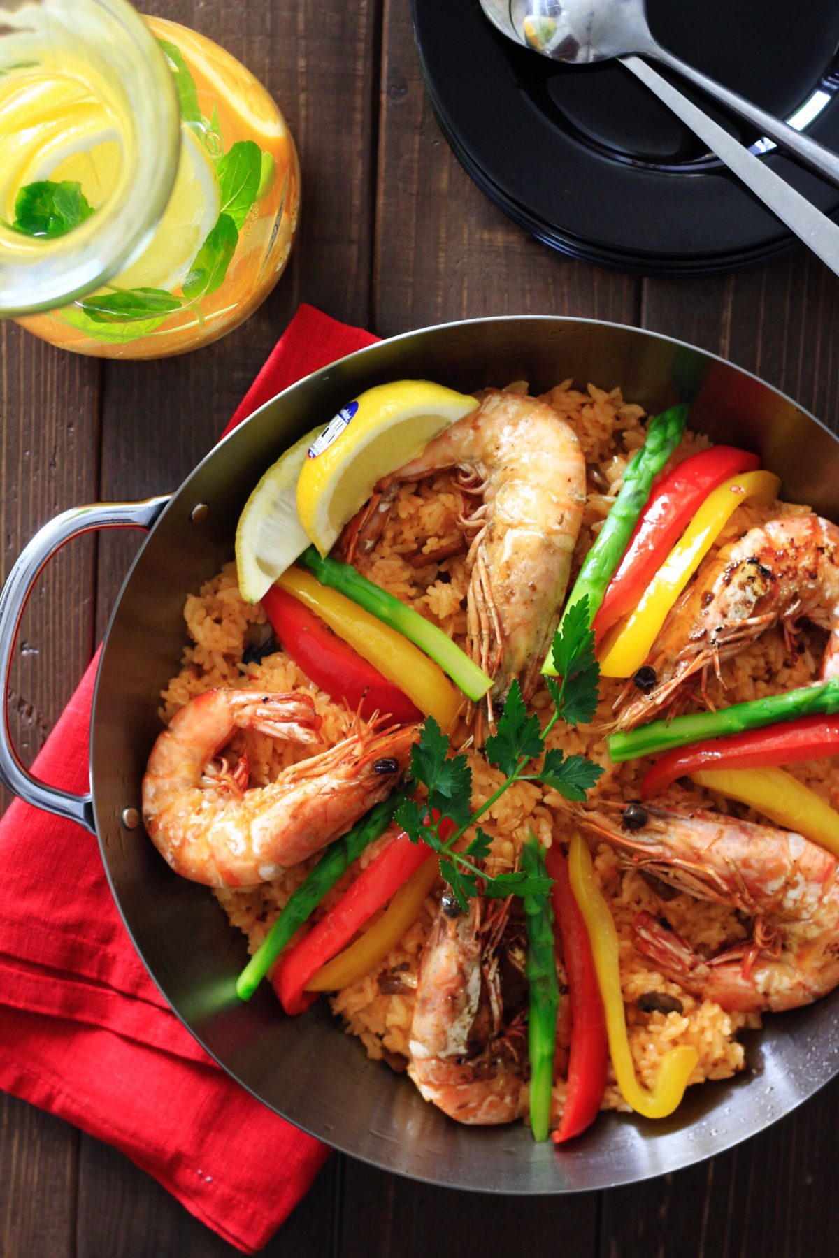 カルディオリジナルのご飯に混ぜるだけパエリアをパエリアパンに盛り付けて①