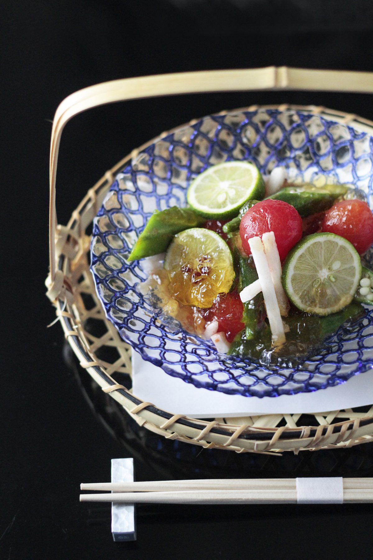 青いガラス器に夏野菜ジュレ