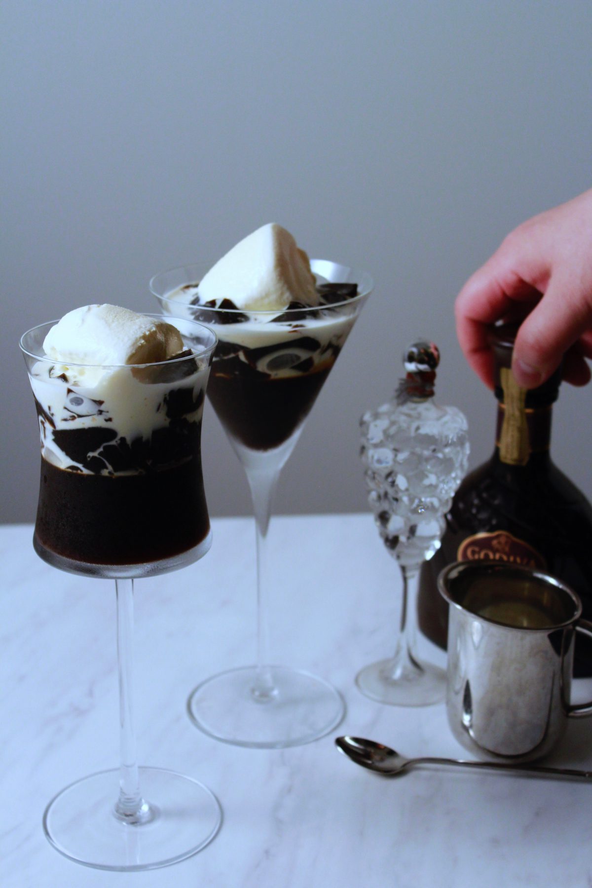 大人のコーヒーゼリーをワイングラスに盛り付けて①