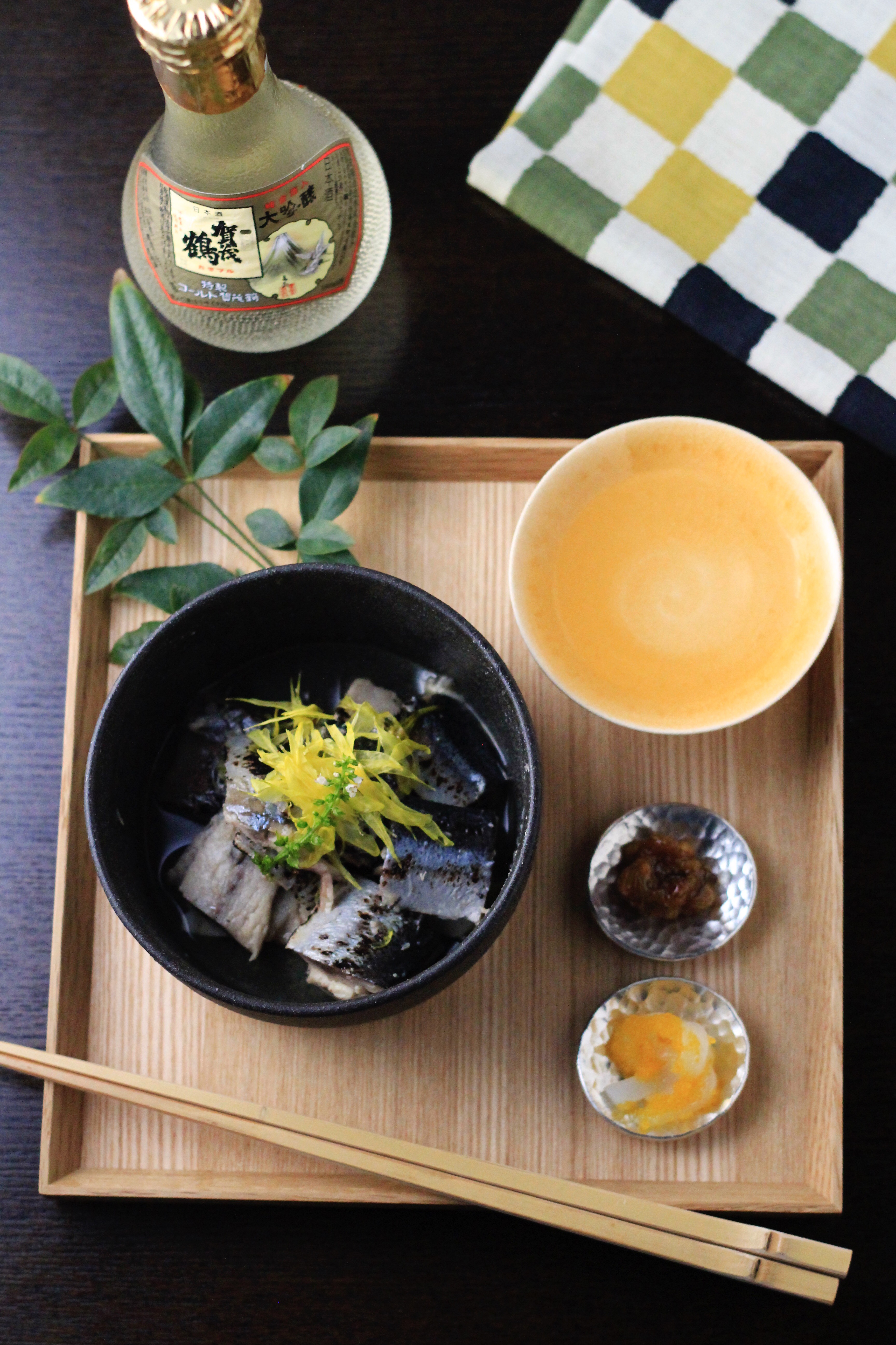 和えるだけの冷凍炙りさんまと菊の酢の物