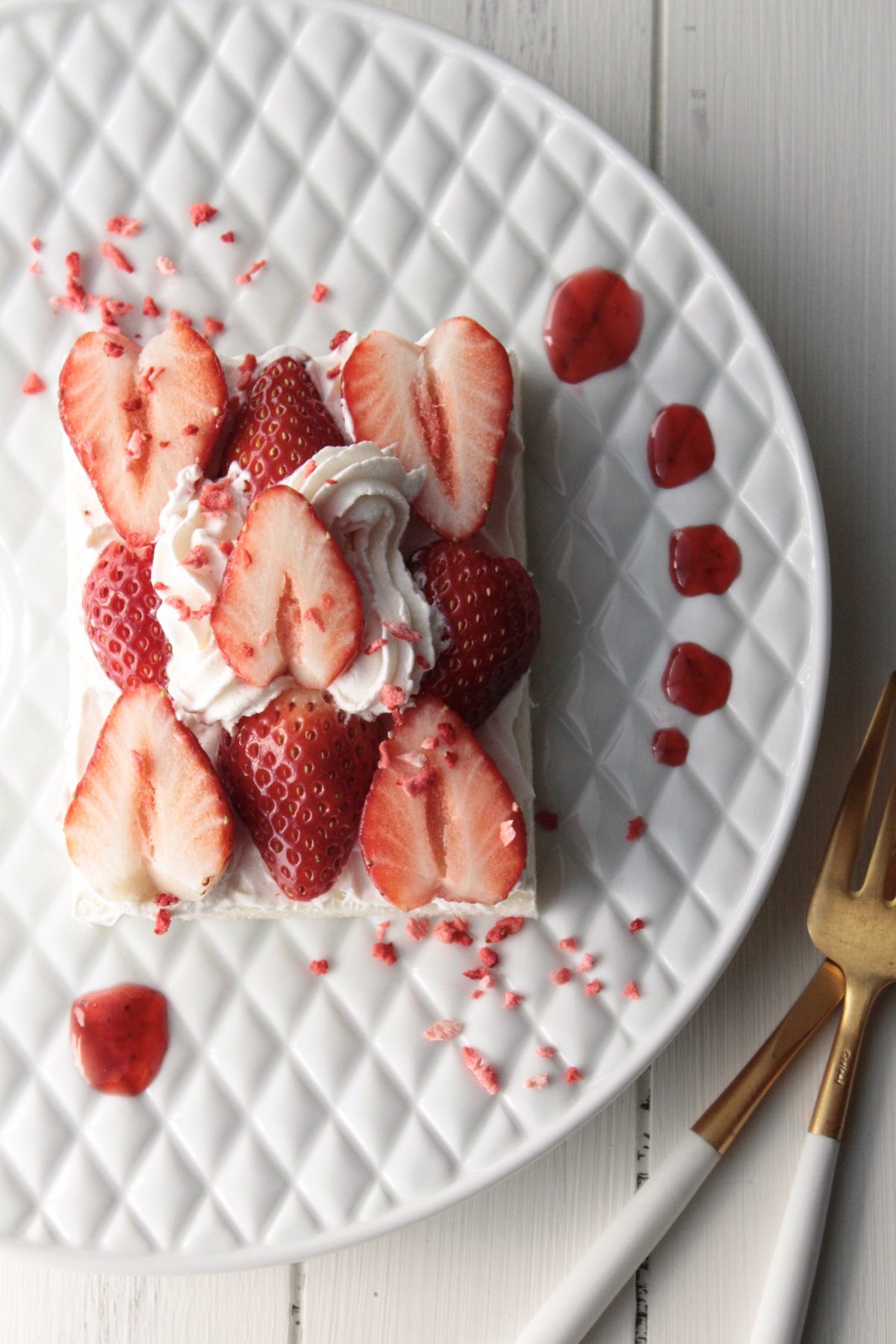 食パン苺のオープンサンド盛り付けて