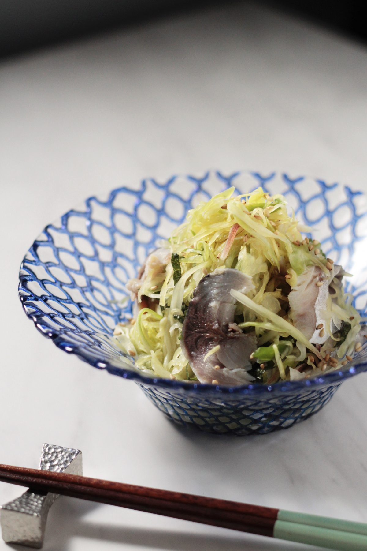 キャベツとしめ鯖の塩揉みサラダ