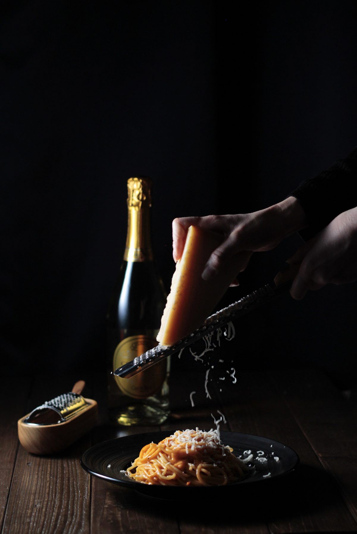 冷凍パスタにひと工夫してレストラン風に盛り付け