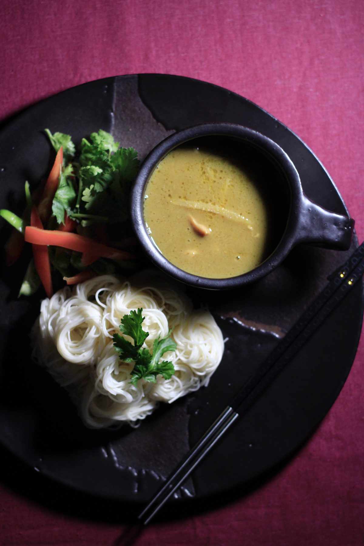 市販のレトルトグリーンカレーで素麺