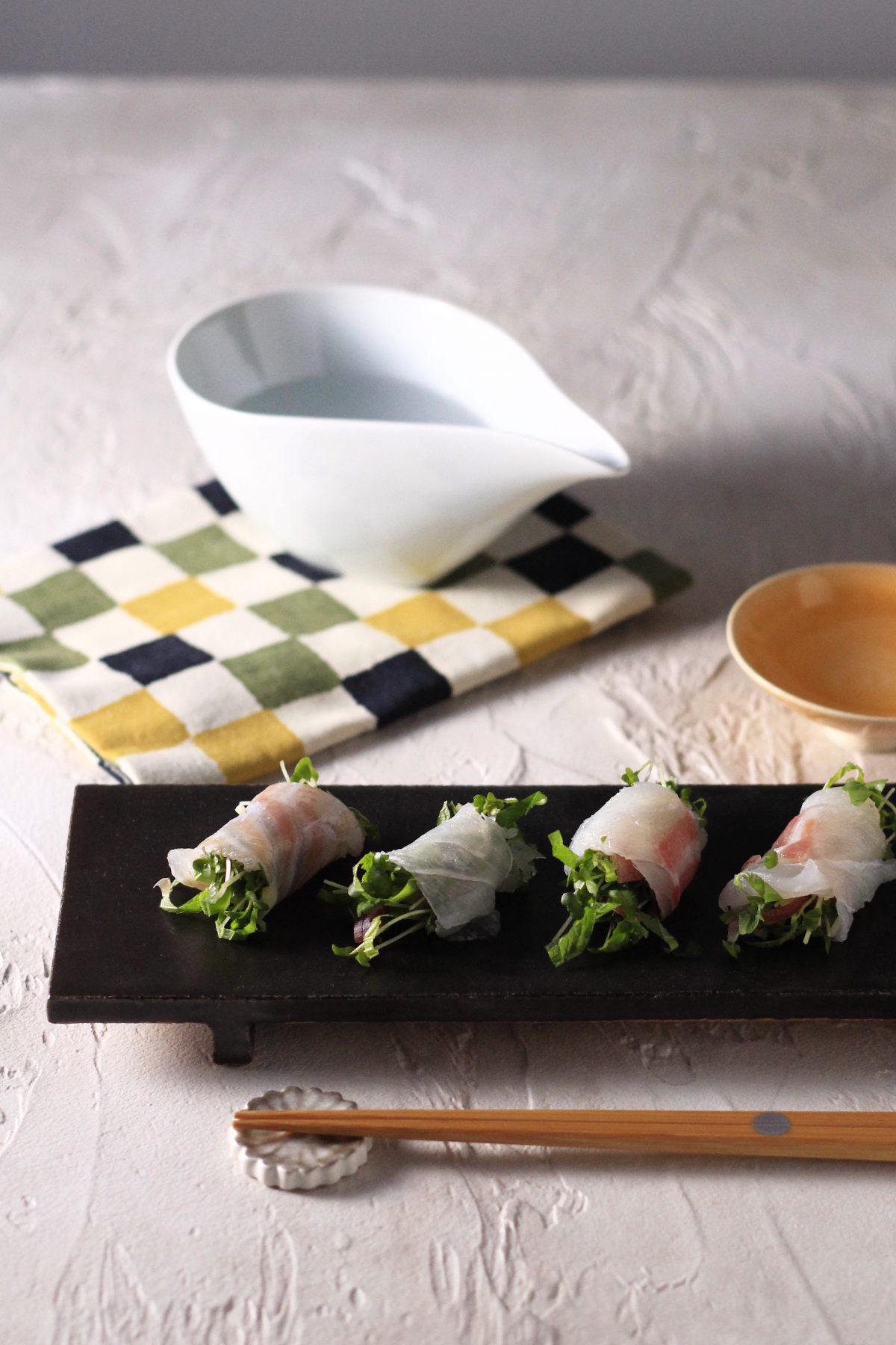 鯛薬味巻　黒足付皿①