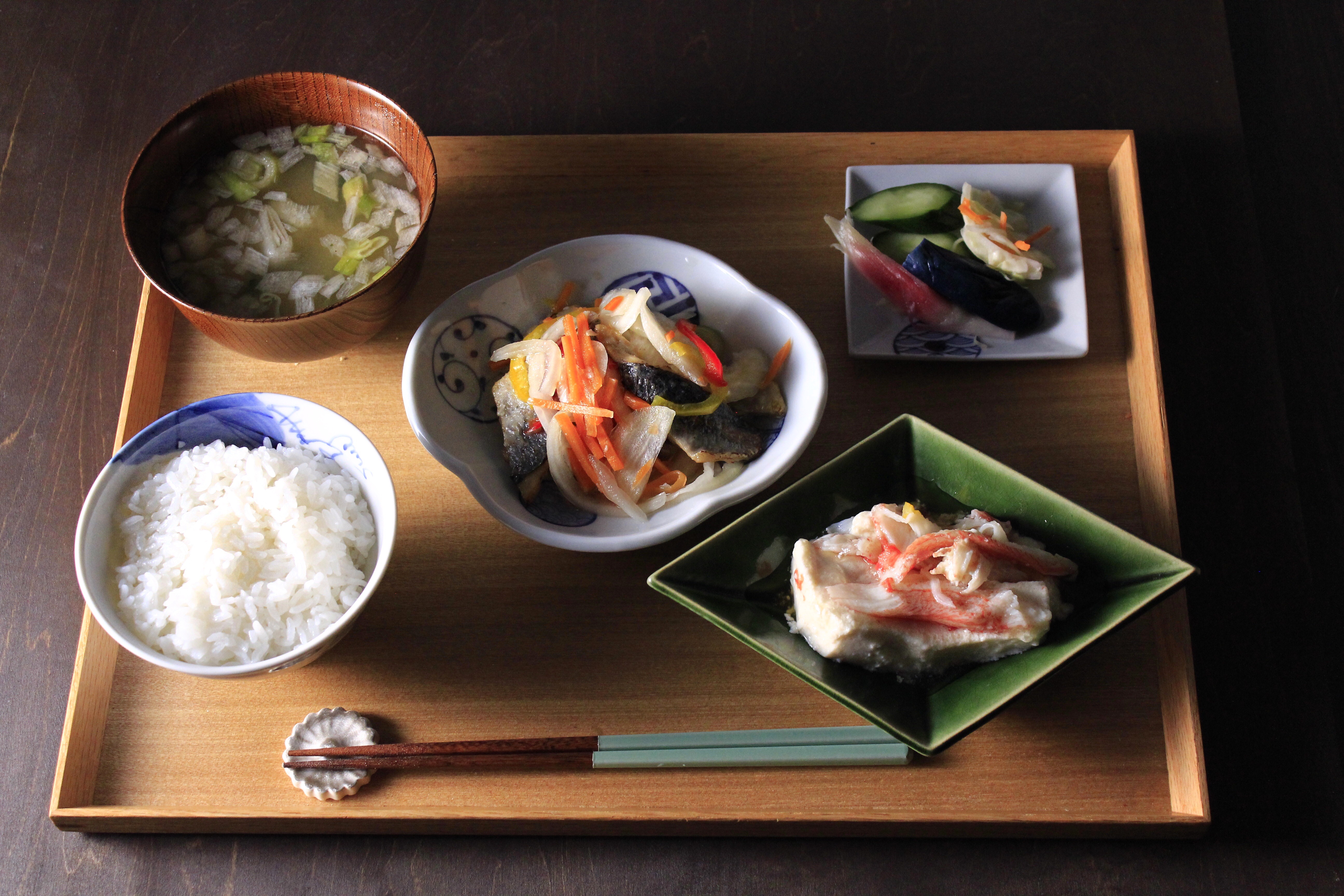 コンビニ惣菜で真あじの南蛮漬け定食を盛り付け