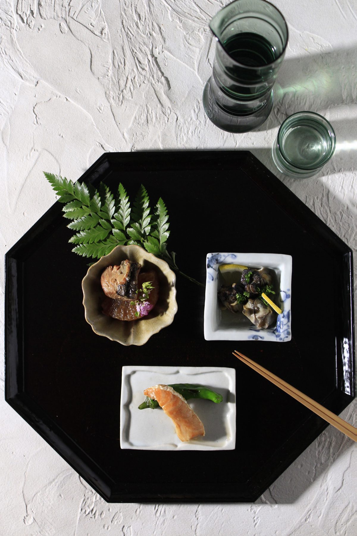 黒い八角形のお盆に缶詰小鉢３種類⑥