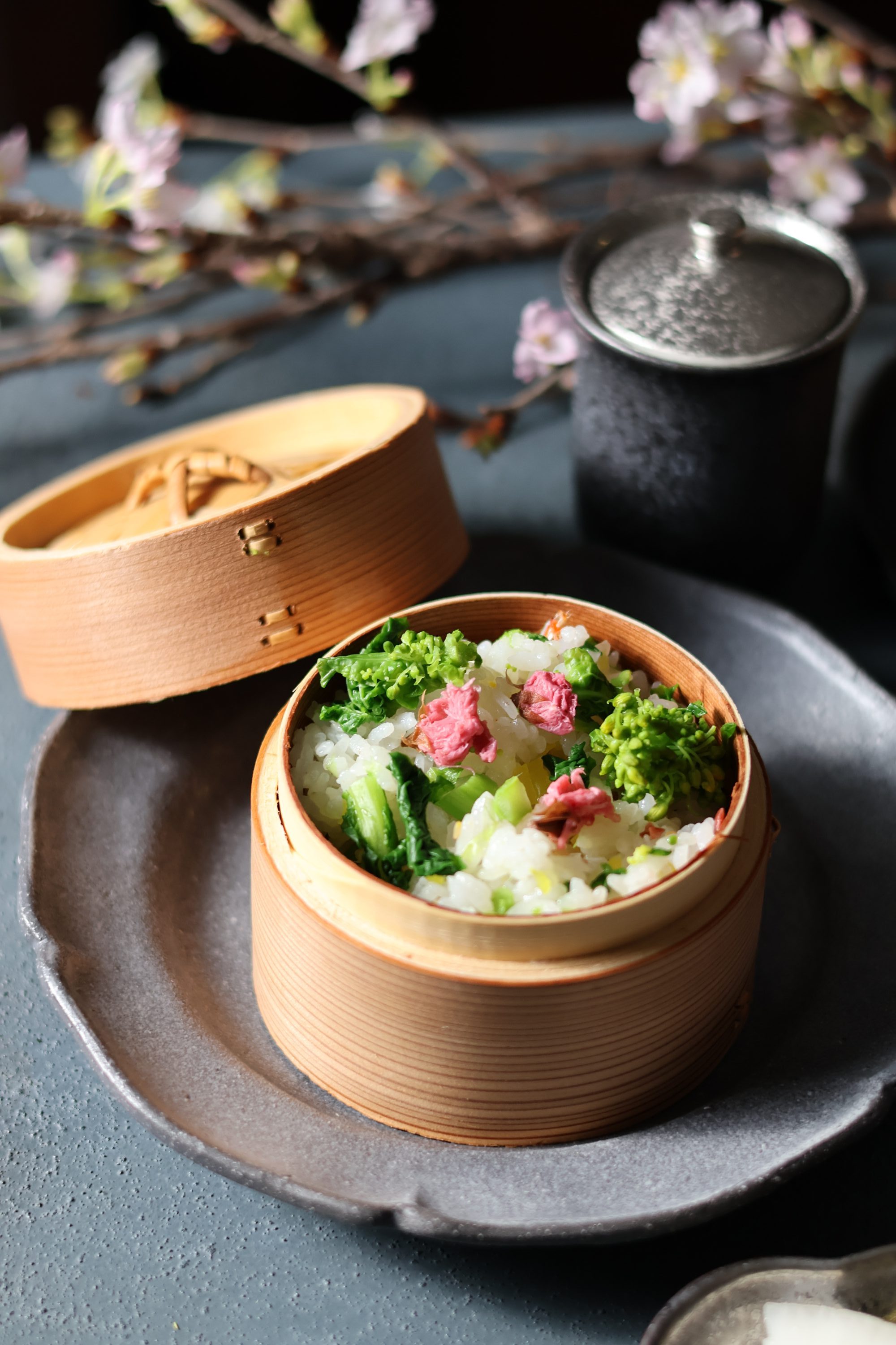 ③桜の塩漬けと菜の花の混ぜご飯