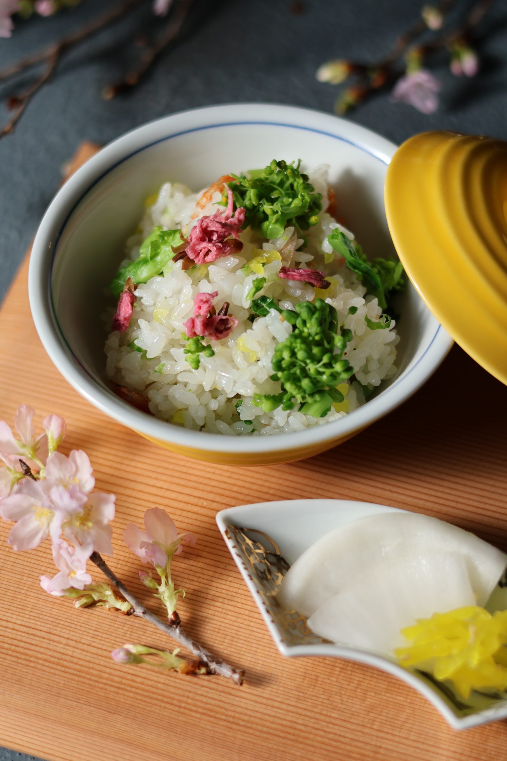 ⑤桜の塩漬けと菜の花の混ぜご飯