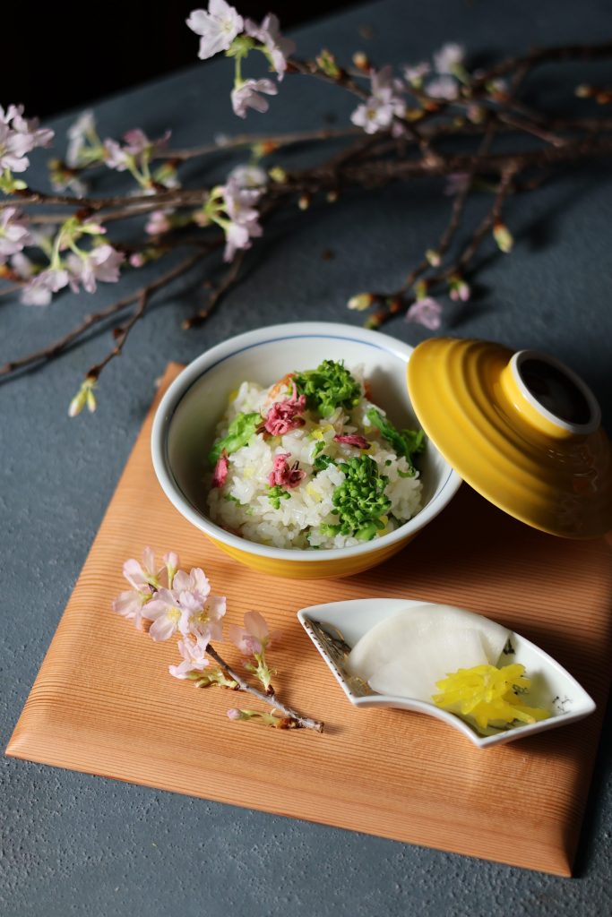 ④桜の塩漬けと菜の花の混ぜご飯