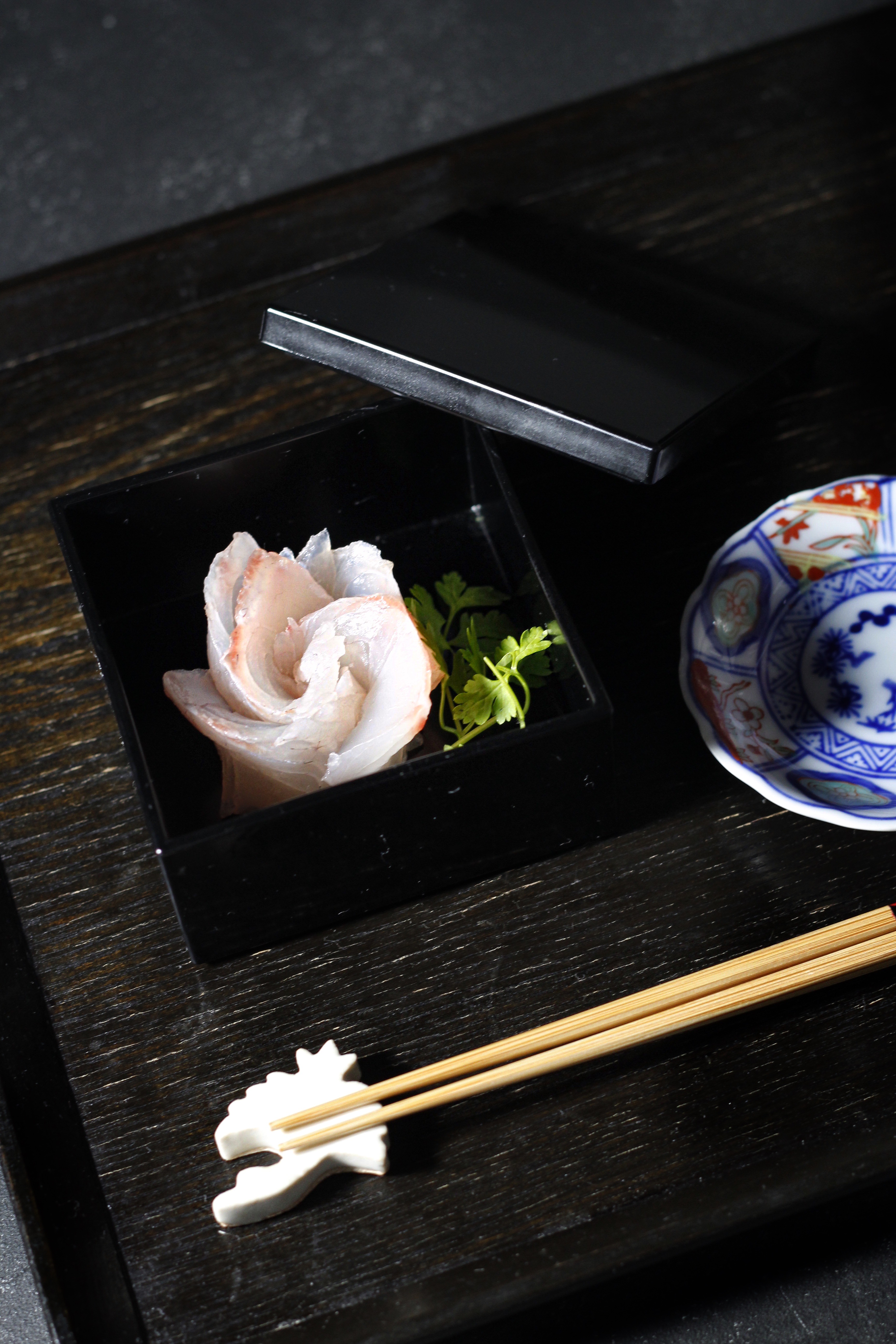 スーパーのお刺身を丸めて花盛り付け